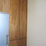 壁を利用したキッチンの収納棚